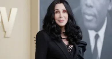 Шер настоява да стане попечител на 49-годишния си син Елайджа Блу Олман