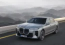 BMW представя обновената 7 Series (G70 LCI) с триекранен интериор и мощни електрически варианти