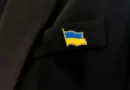 Бурни реакции в БНТ след свалена преди ефир значка с украинския флаг