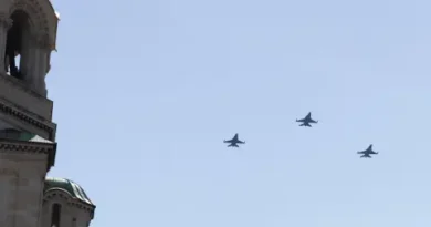 Новите F-16 направиха първи полет над София при водосвет и военна церемония за 6 май