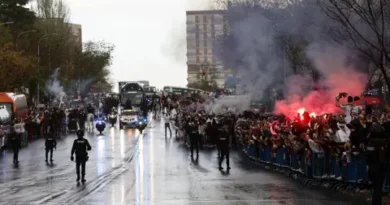 Хаос пред Камп Ноу: фенове на Барселона замеряха автобусите — дори и своя собствен