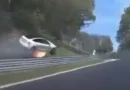 Драма на Нюрбургринг: Tesla Model 3 се удари и избухна по време на туристическа сесия