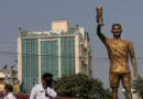 Демонтираха 20-метровата статуя на Меси в Колката поради опасност